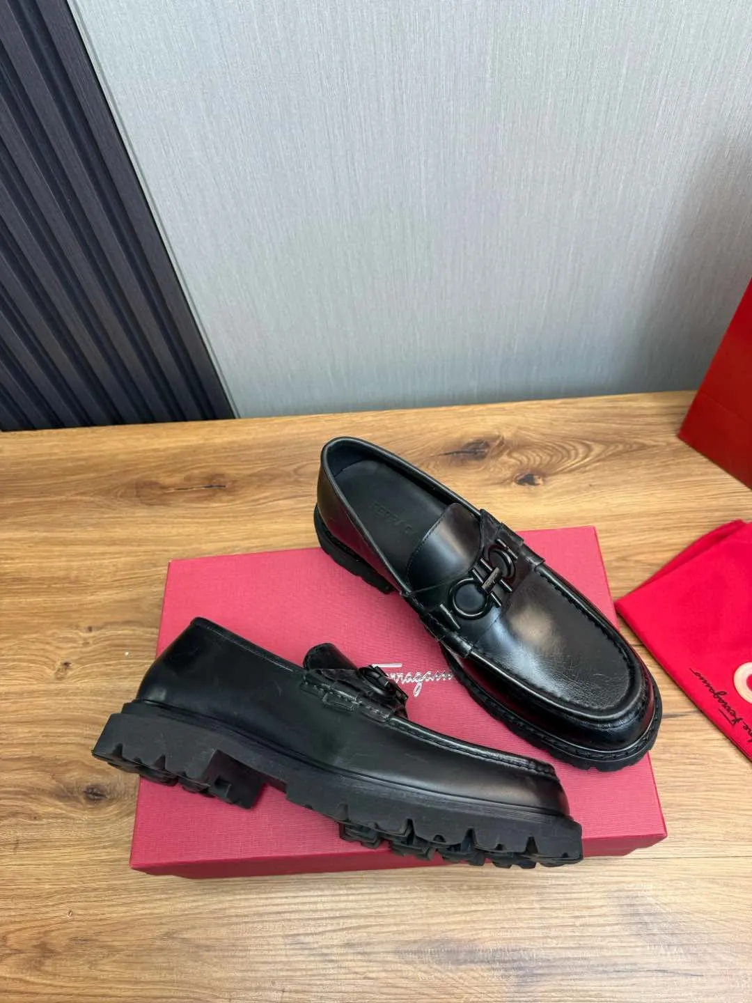 Men's shoes 💰880💰 Ferragamo. [Ferragamo] men's thick-soled loafers, the latest hot style, 1:1 original purchase quality, top quality, imported open-edge beaded cowhide leather on the upper, hand-made three-dimensional stitching highlights the round toe design, the inner foot pads are all imported cowhide, with original lightweight foam outsole, matching code 39-44, (38, 45 custom-made, non-refundable)
